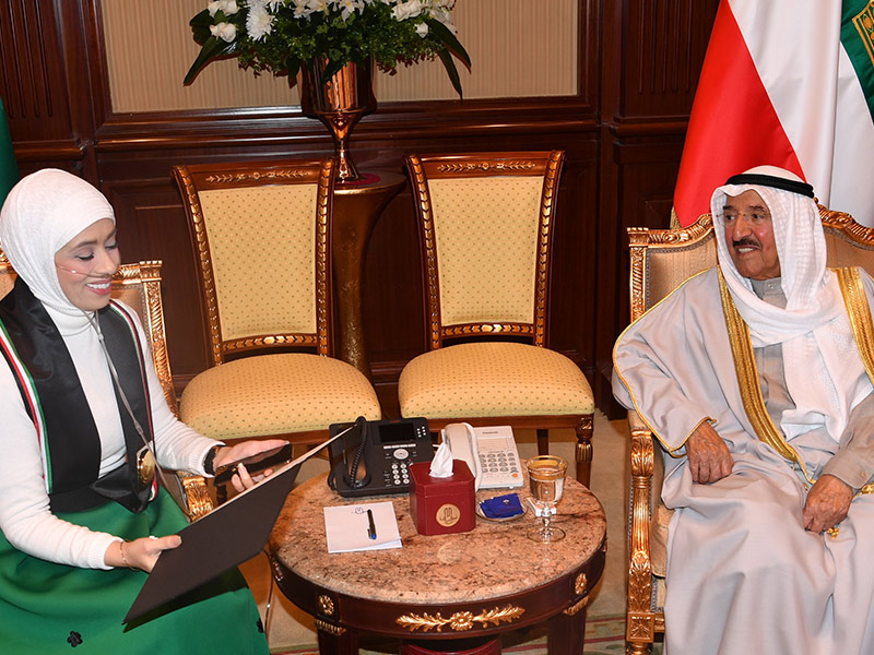 اضغط لمشاهدة الصور: أمير الكويت يستقبل محاربة السرطان شيماء العيدي